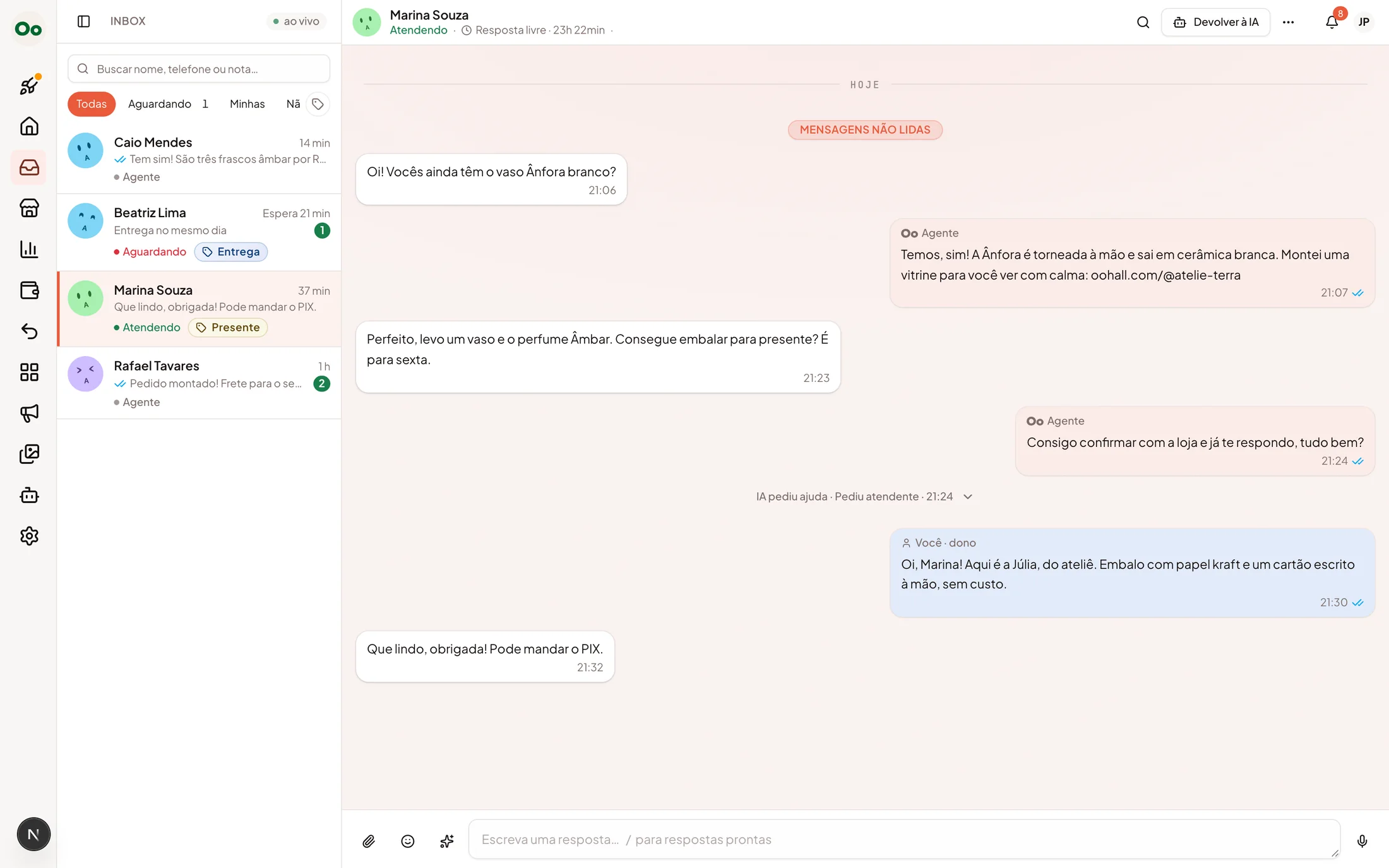 Tela de conversas do painel: lista de clientes à esquerda e uma conversa em que o vendedor inteligente passou a vez e a dona da loja respondeu.